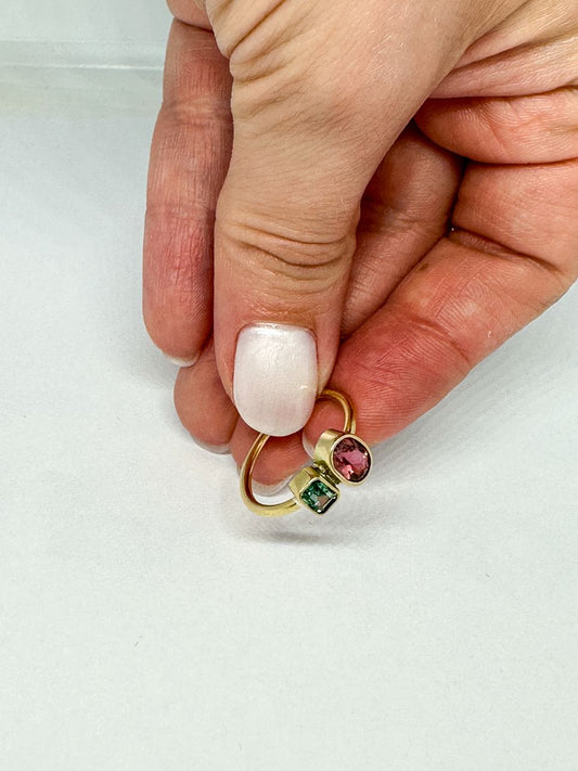 Anillo con turmalina rosa y esmeralda