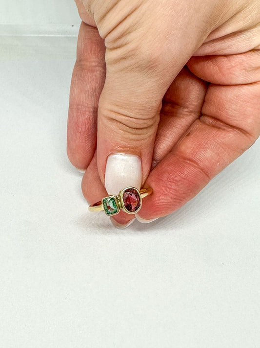 Anillo con turmalina rosa y esmeralda
